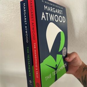 Book Set - The Testaments & The Handmaid's Tale